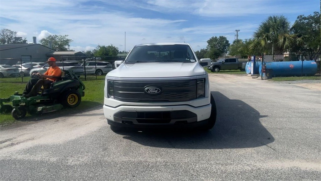 2025 Ford F-150 Lightning Lariat photo 3