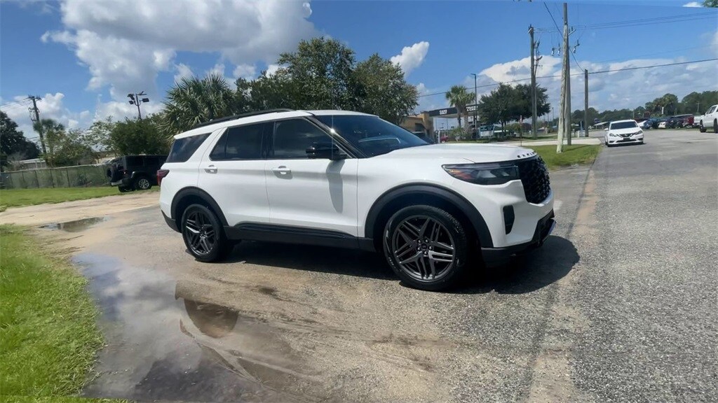 2025 Ford Explorer ST photo 2
