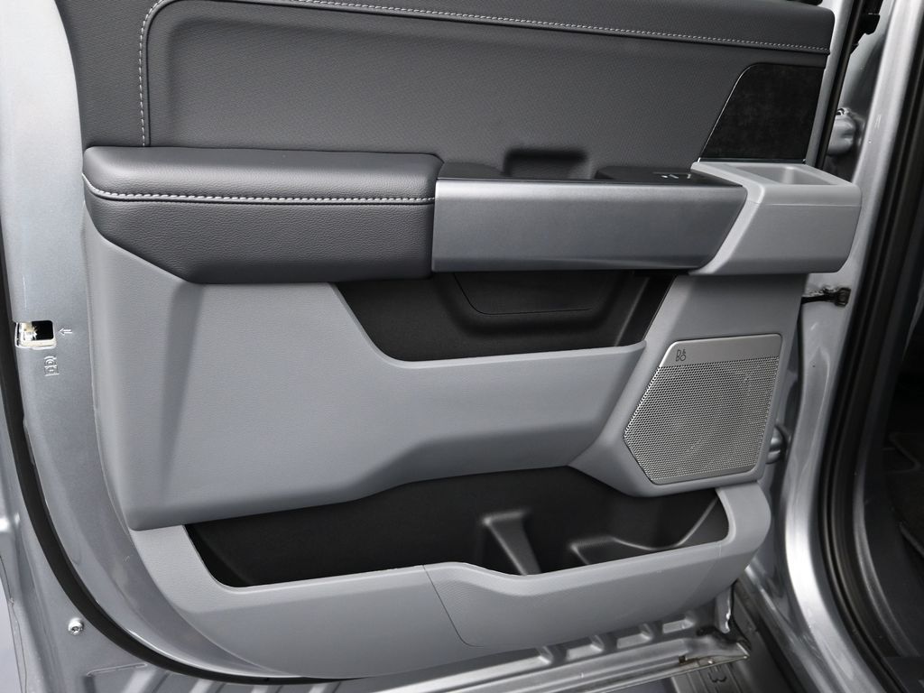 2025 Ford F-150 Lightning Flash - Photo 25