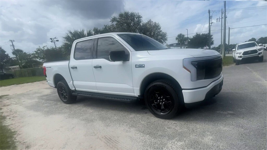 2025 Ford F-150 Lightning XLT photo 2