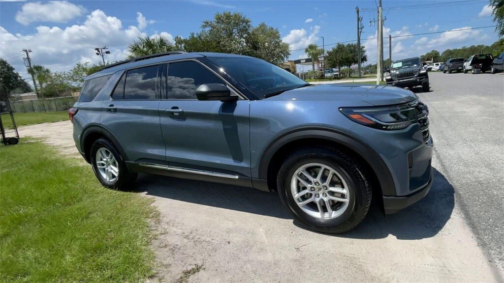 2025 Ford Explorer photo 2