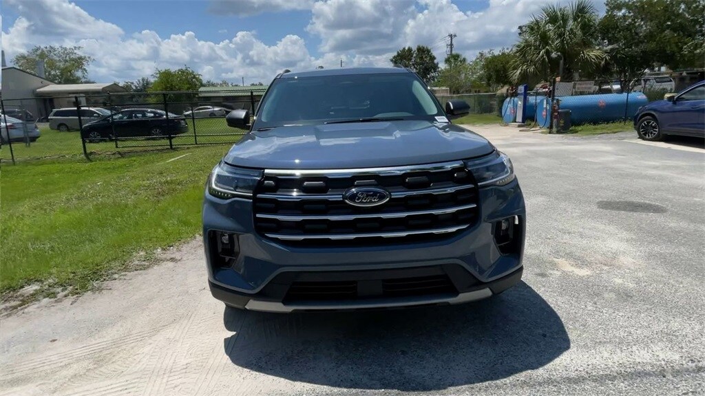 2025 Ford Explorer photo 3