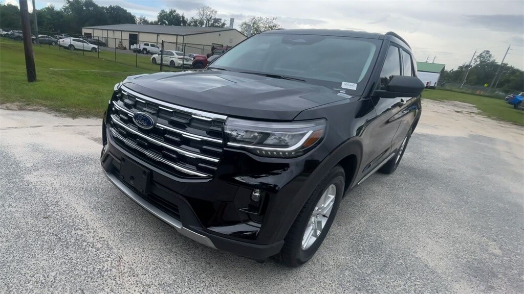 2025 Ford Explorer photo 2