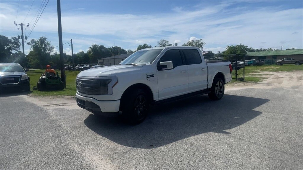2025 Ford F-150 Lightning Lariat photo 4