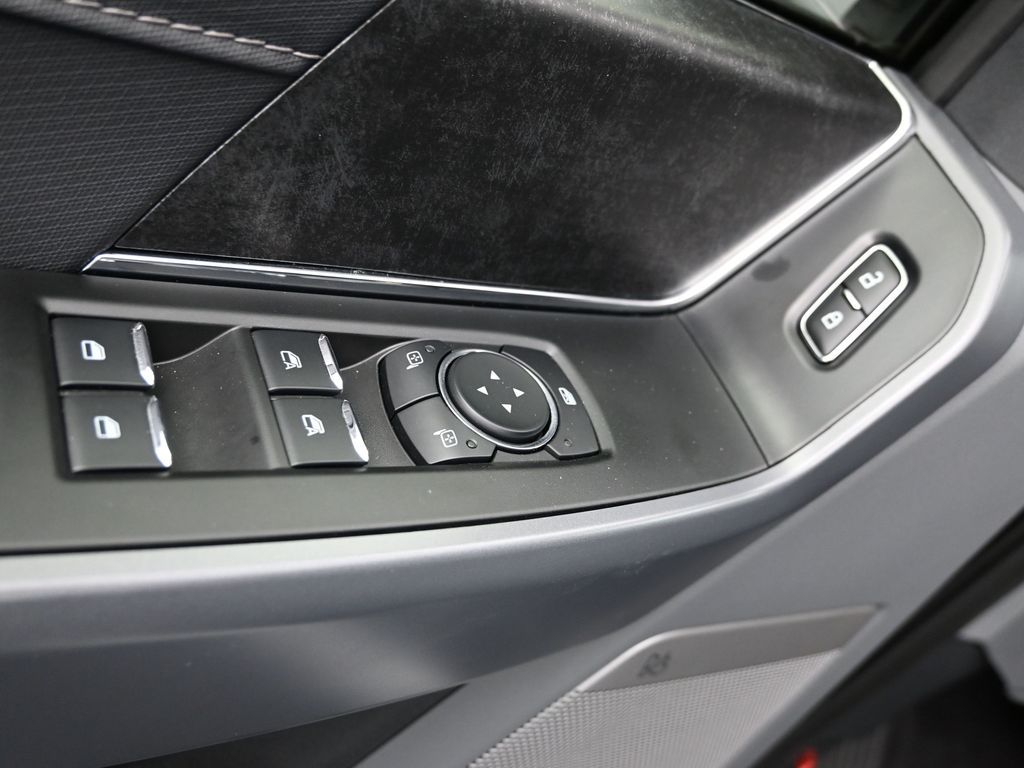 2025 Ford F-150 Lightning Flash - Photo 10