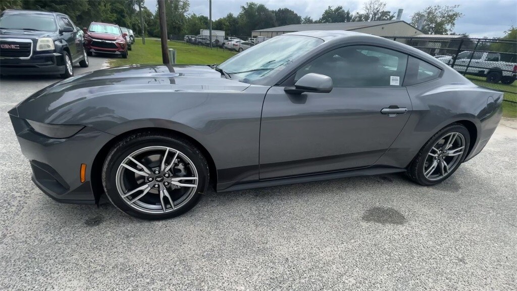 2025 Ford Mustang EcoBoost photo 4