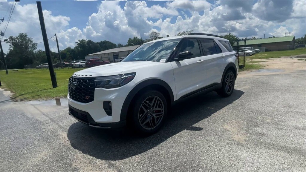 2025 Ford Explorer ST photo 4
