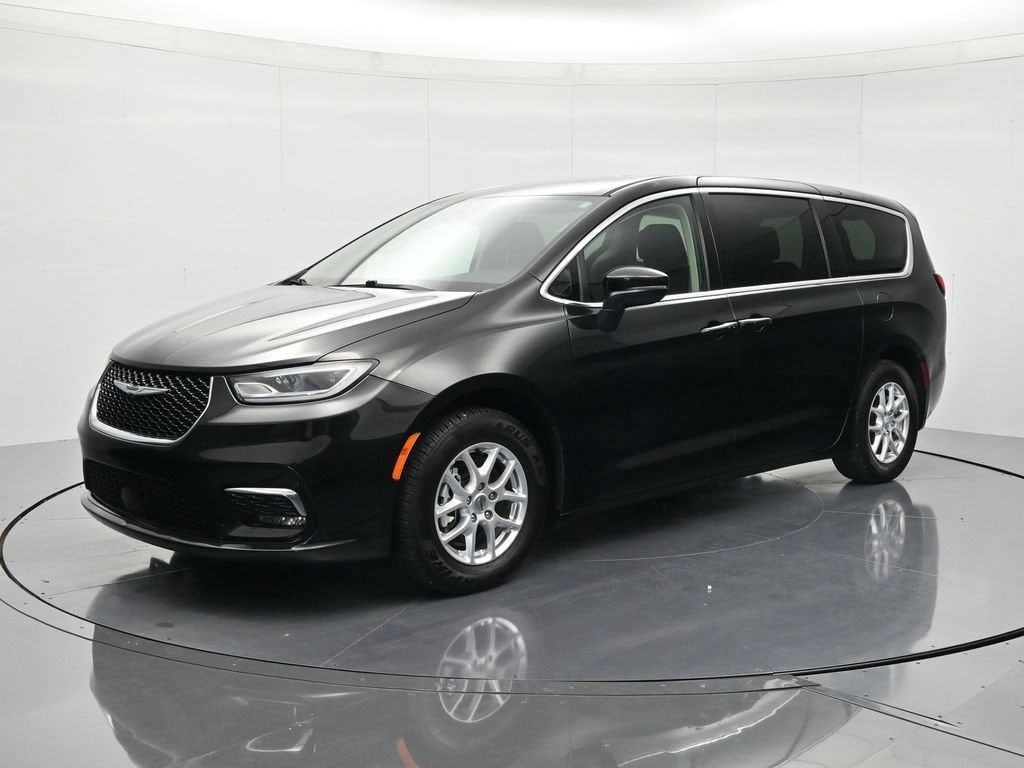 2023 Chrysler Pacifica Touring L's photo