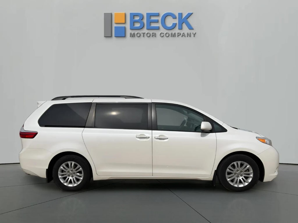 Used 2016 Toyota Sienna XLE with VIN 5TDYK3DC7GS726304 for sale in Pierre, SD