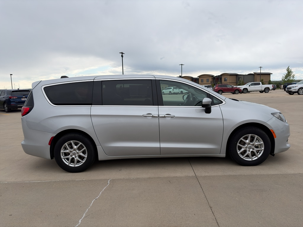 2023 Chrysler Voyager's photo