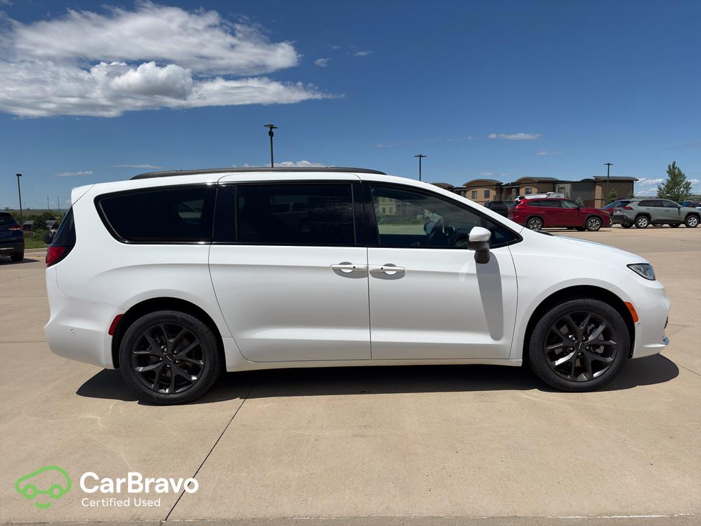 2023 Chrysler Pacifica Touring L AWD's photo