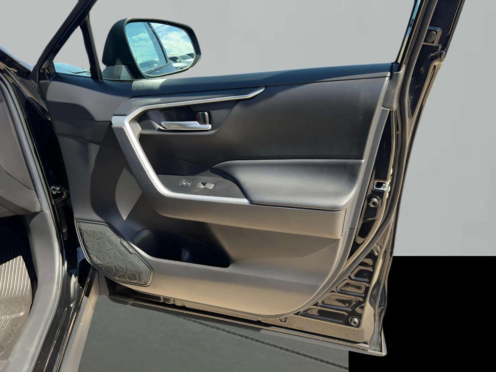 2023 Toyota RAV4 XLE - Photo 12