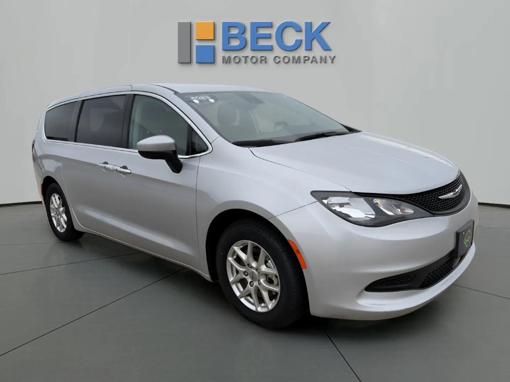 2023 Chrysler Voyager LX's photo