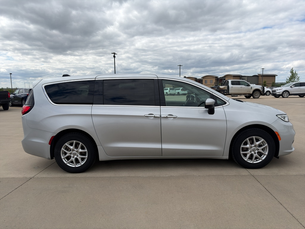 2023 Chrysler Pacifica Touring L's photo