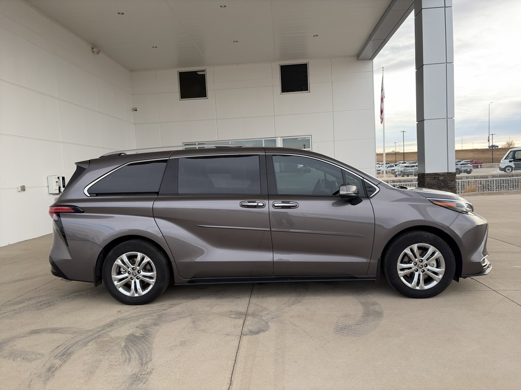 2024 Toyota Sienna Platinum's photo