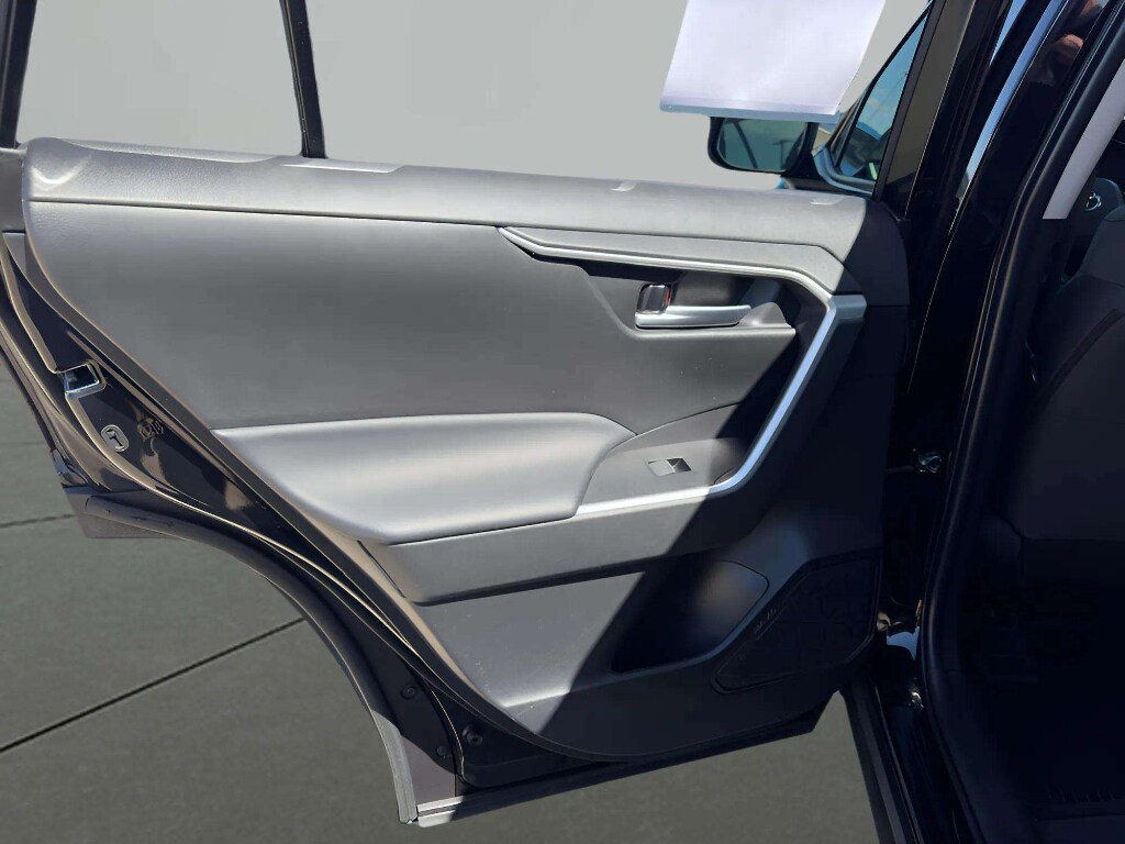 2023 Toyota RAV4 XLE - Photo 16