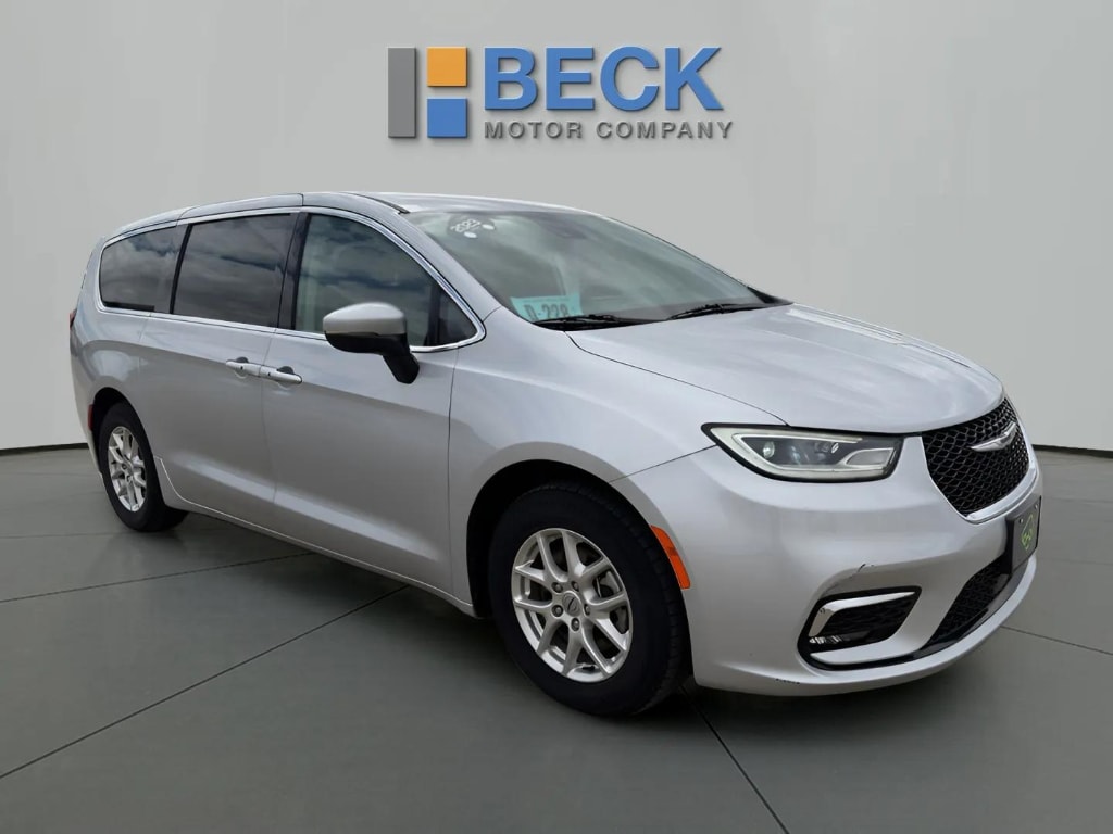 2023 Chrysler Pacifica Touring L's photo