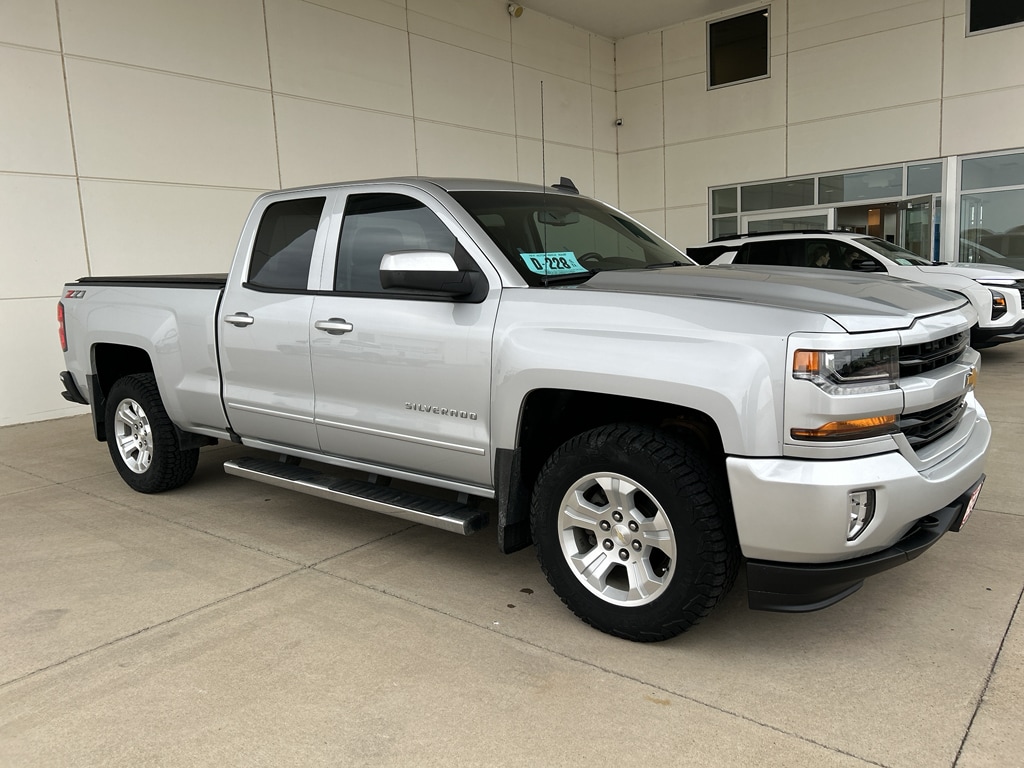 Used 2018 Chevrolet Silverado 1500 LT with VIN 1GCVKREC0JZ101902 for sale in Pierre, SD