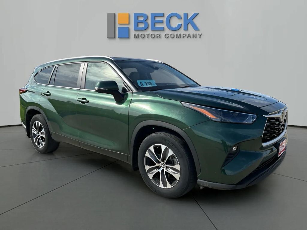 2024 Toyota Highlander LE's photo