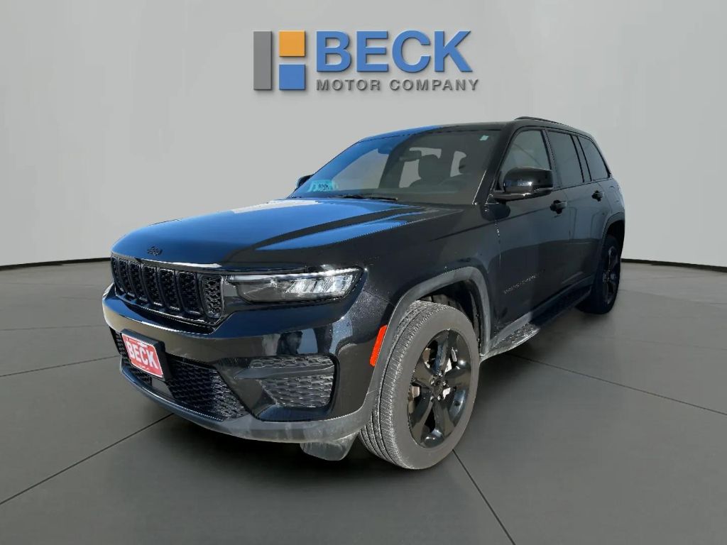 Used 2023 Jeep Grand Cherokee Altitude with VIN 1C4RJHAG0PC557112 for sale in Pierre, SD