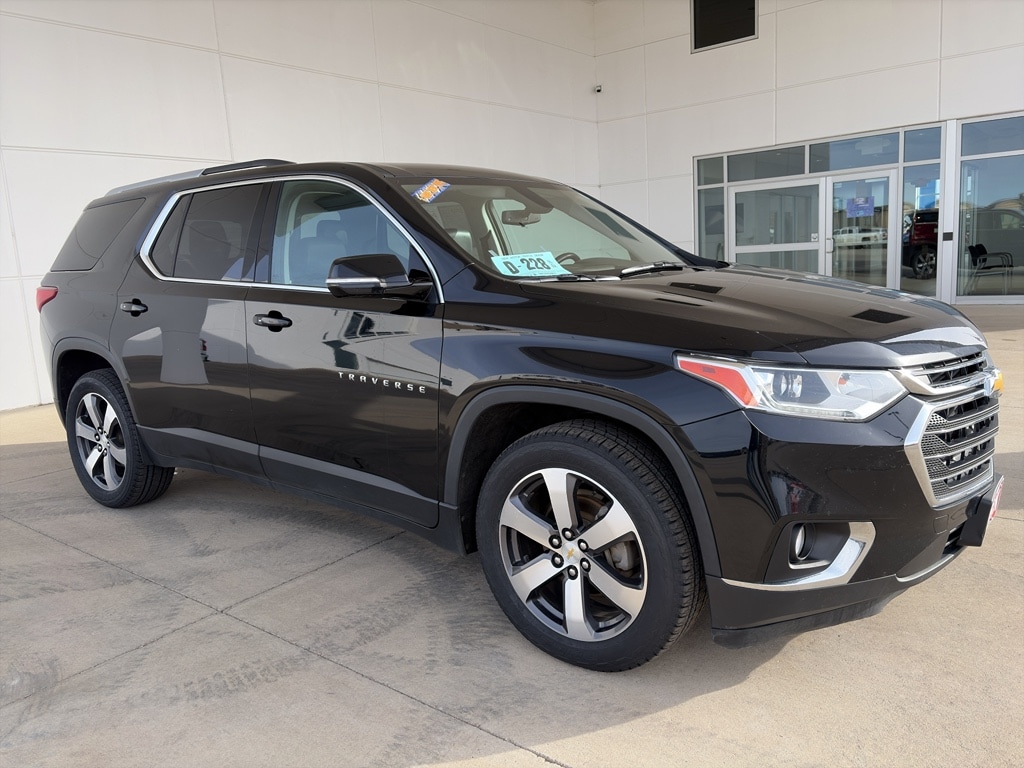 Used 2018 Chevrolet Traverse 3LT with VIN 1GNEVHKW7JJ175372 for sale in Pierre, SD