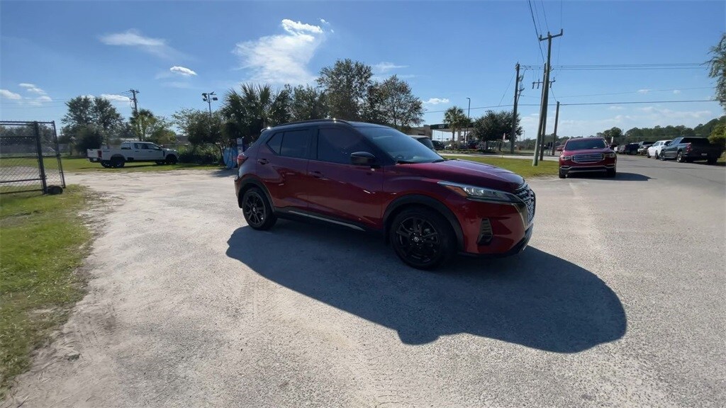2021 Nissan Kicks SR photo 2