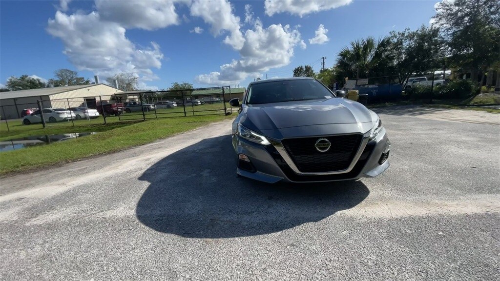 2021 Nissan Altima 2.5 SR photo 3