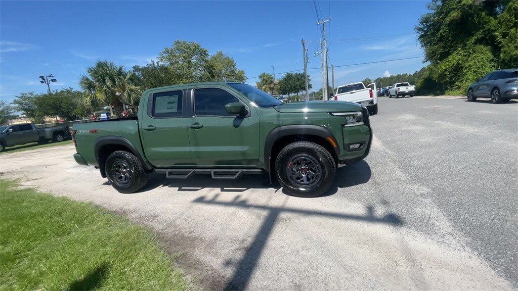 2025 Nissan Frontier PRO-4X photo 2