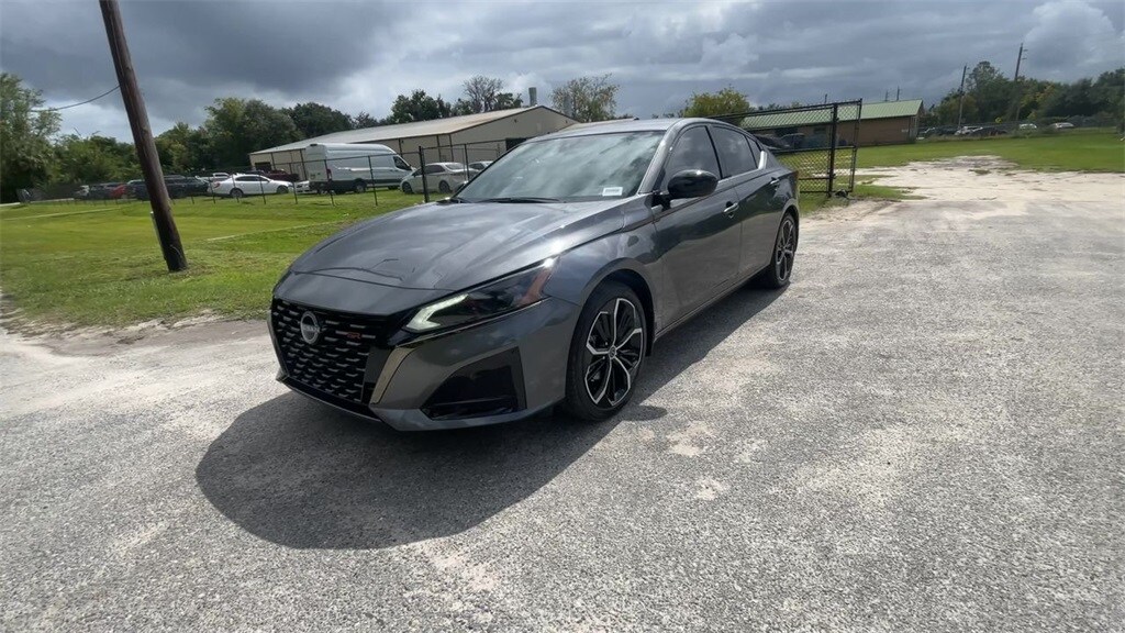 2025 Nissan Altima SR photo 4
