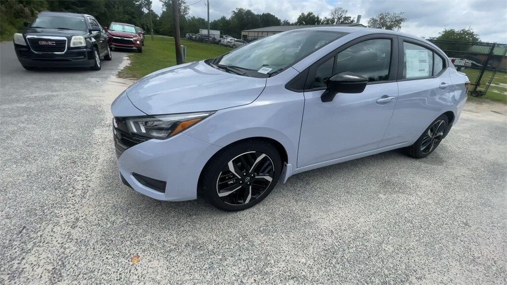 2025 Nissan Versa 1.6 SR photo 3
