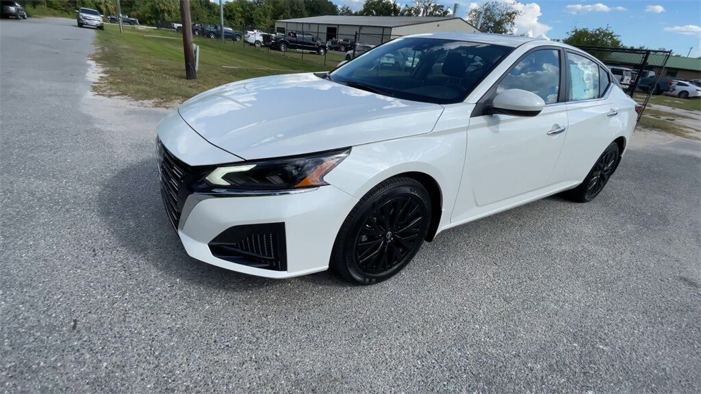 2025 Nissan Altima SV photo 4