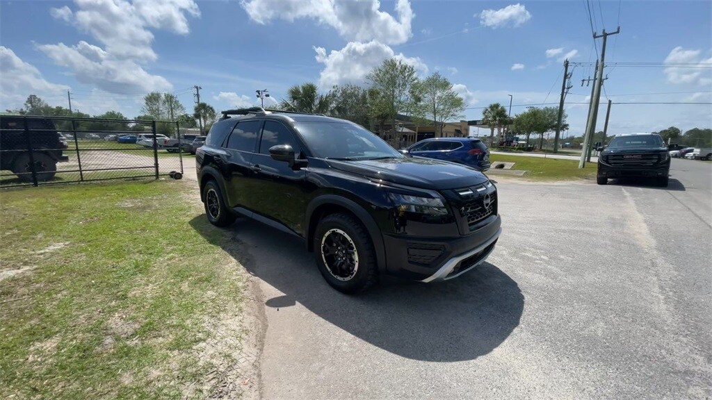 2025 Nissan Pathfinder Rock Creek photo 2