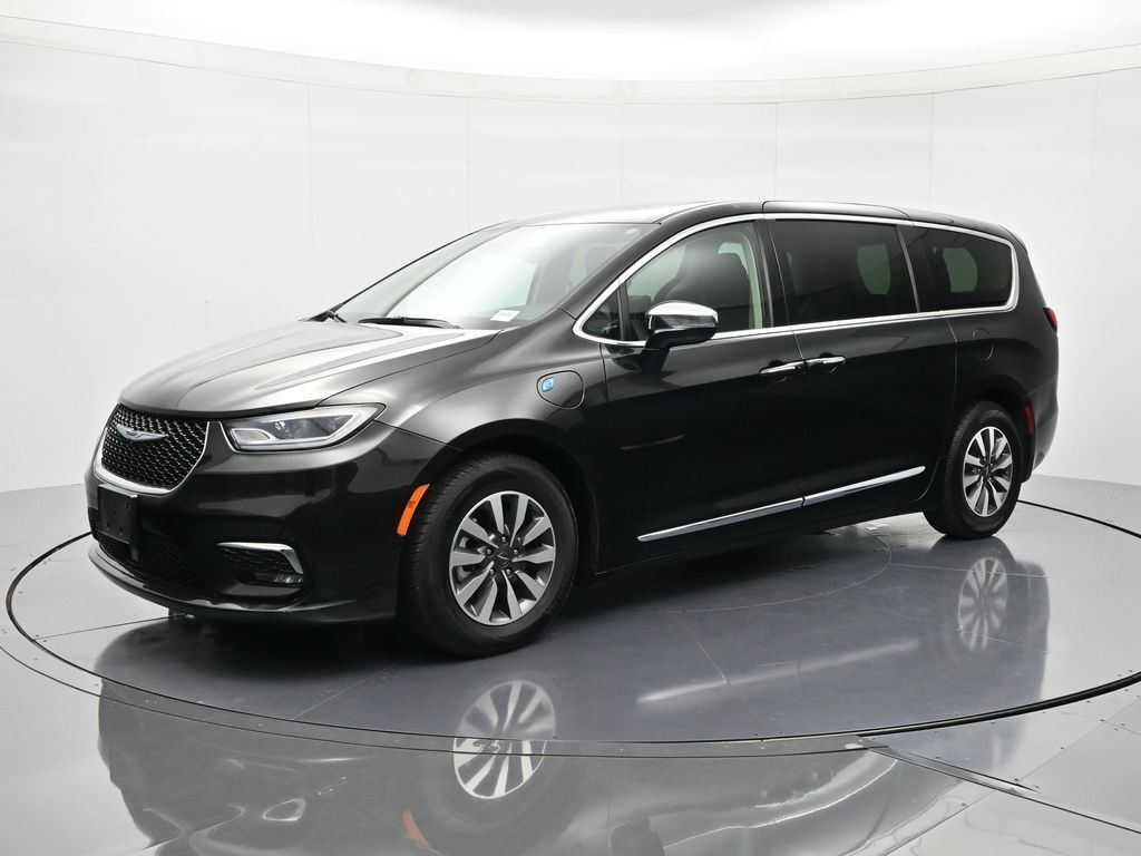 2023 Chrysler Pacifica Hybrid Limited Hybrid's photo