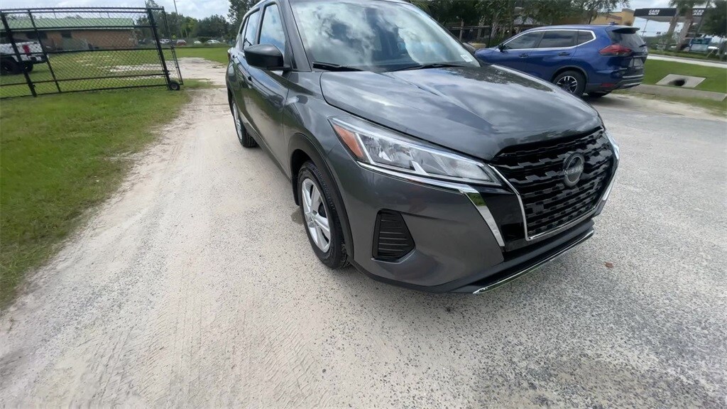 2025 Nissan Kicks Play S photo 2