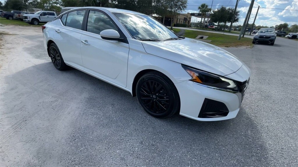 2025 Nissan Altima SV photo 2