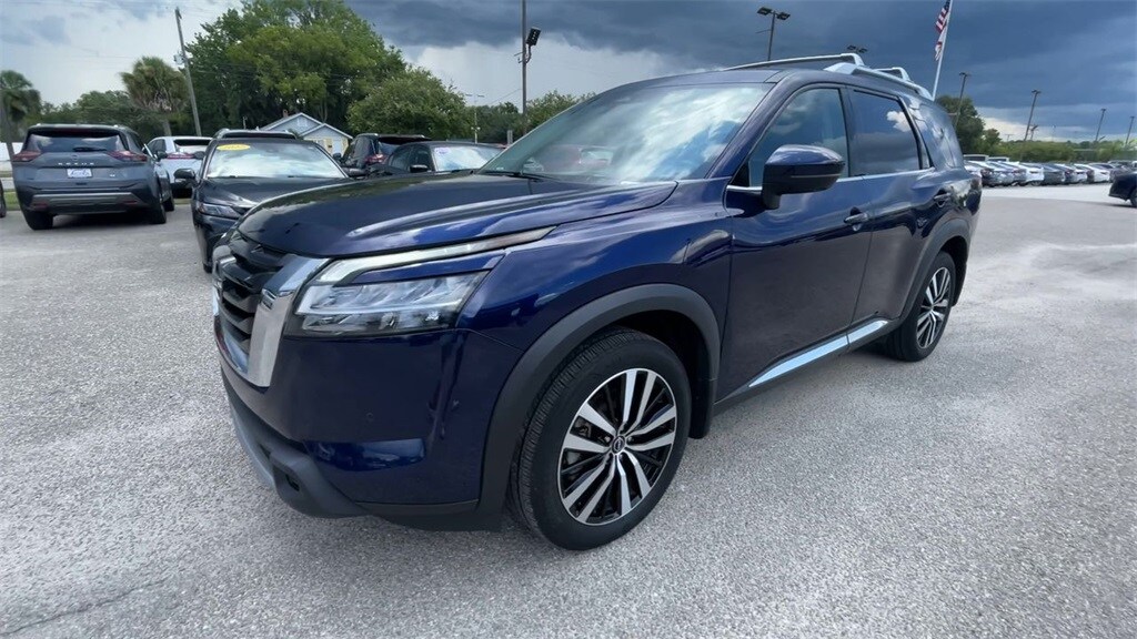 2024 Nissan Pathfinder Platinum photo 2