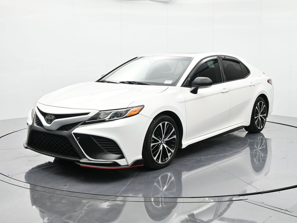 2018 Toyota Camry SE's photo