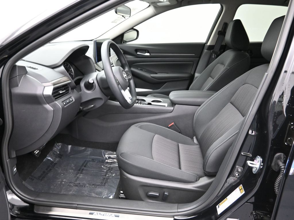 2025 Nissan Altima SV - Photo 13