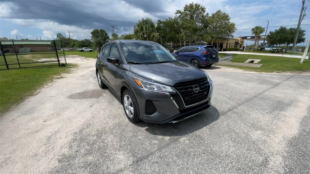 2025 Nissan Kicks Play S photo 2