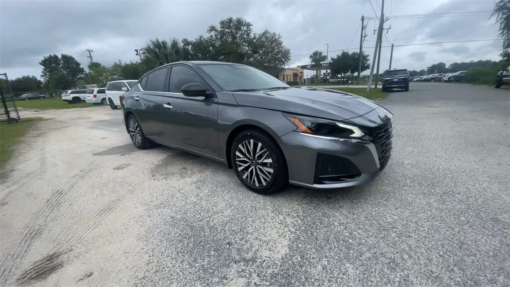 2025 Nissan Altima SV photo 2