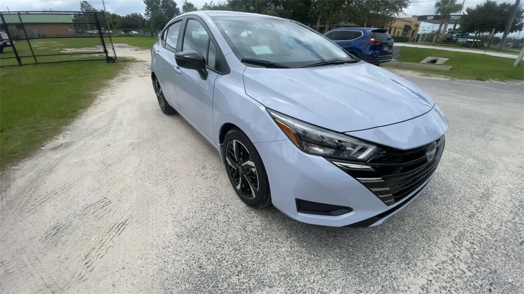 2025 Nissan Versa 1.6 SR photo 2