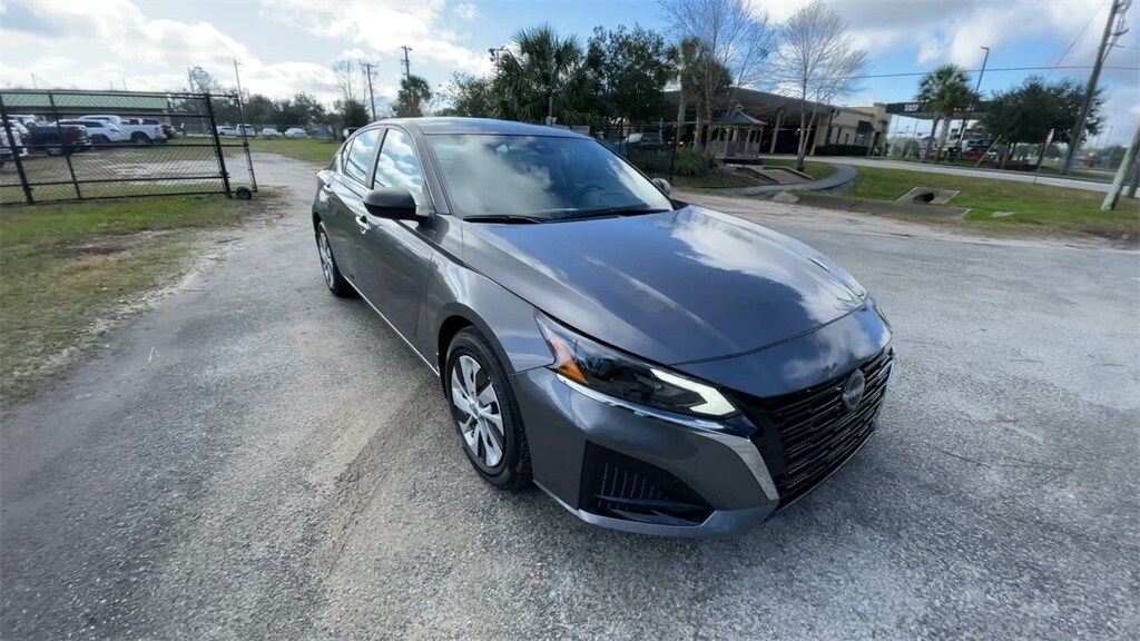 2025 Nissan Altima S photo 2