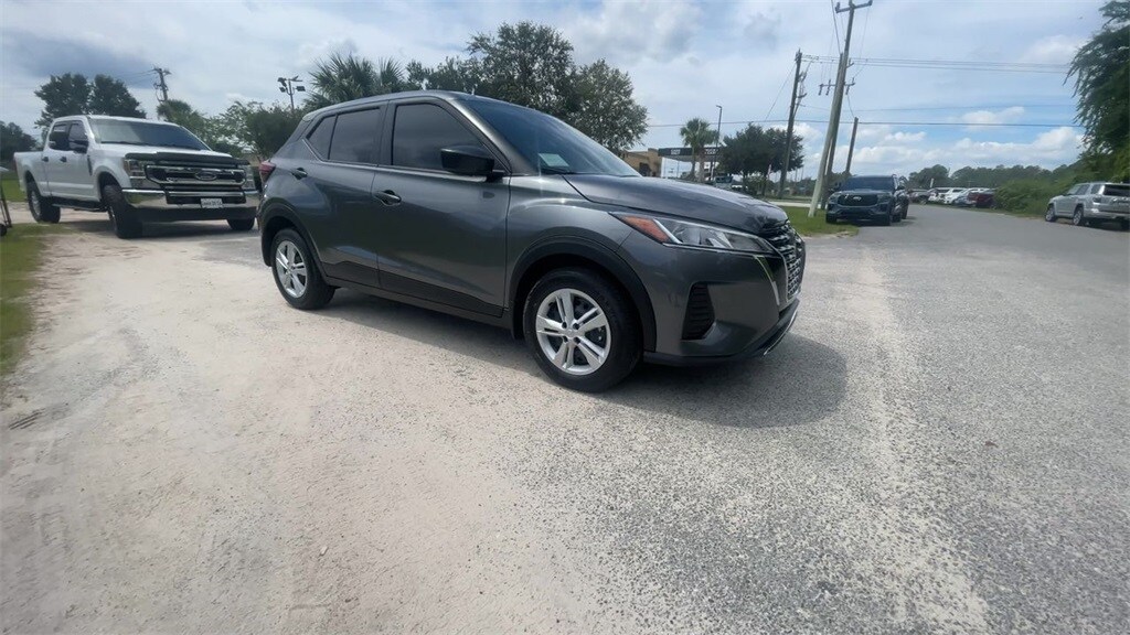 2025 Nissan Kicks Play S photo 2