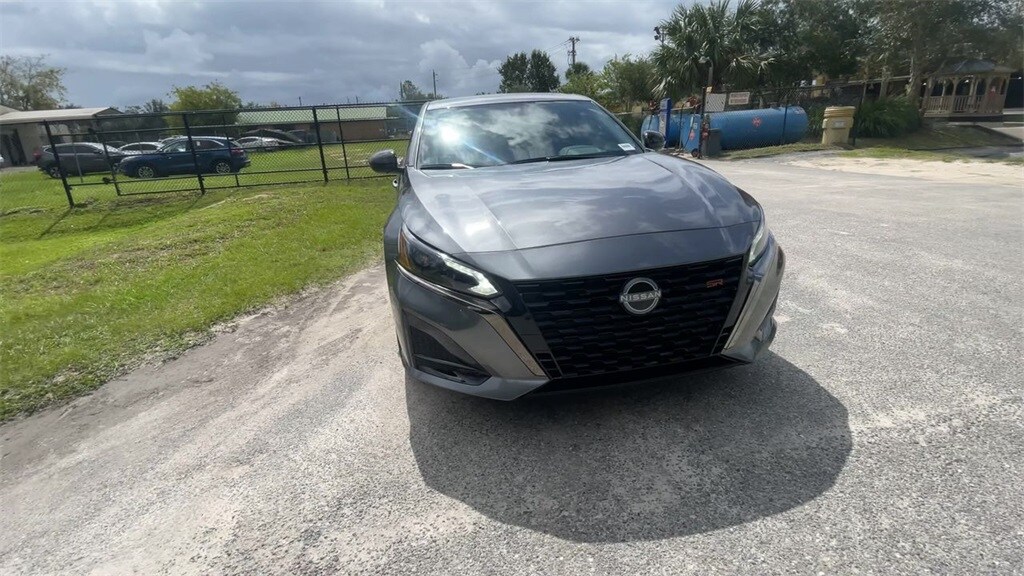 2025 Nissan Altima SR photo 3