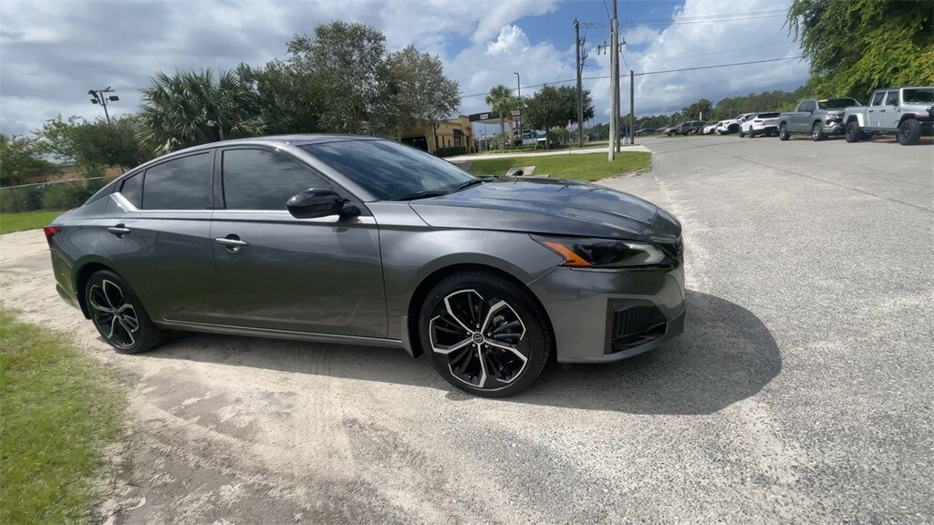 2025 Nissan Altima SR photo 2