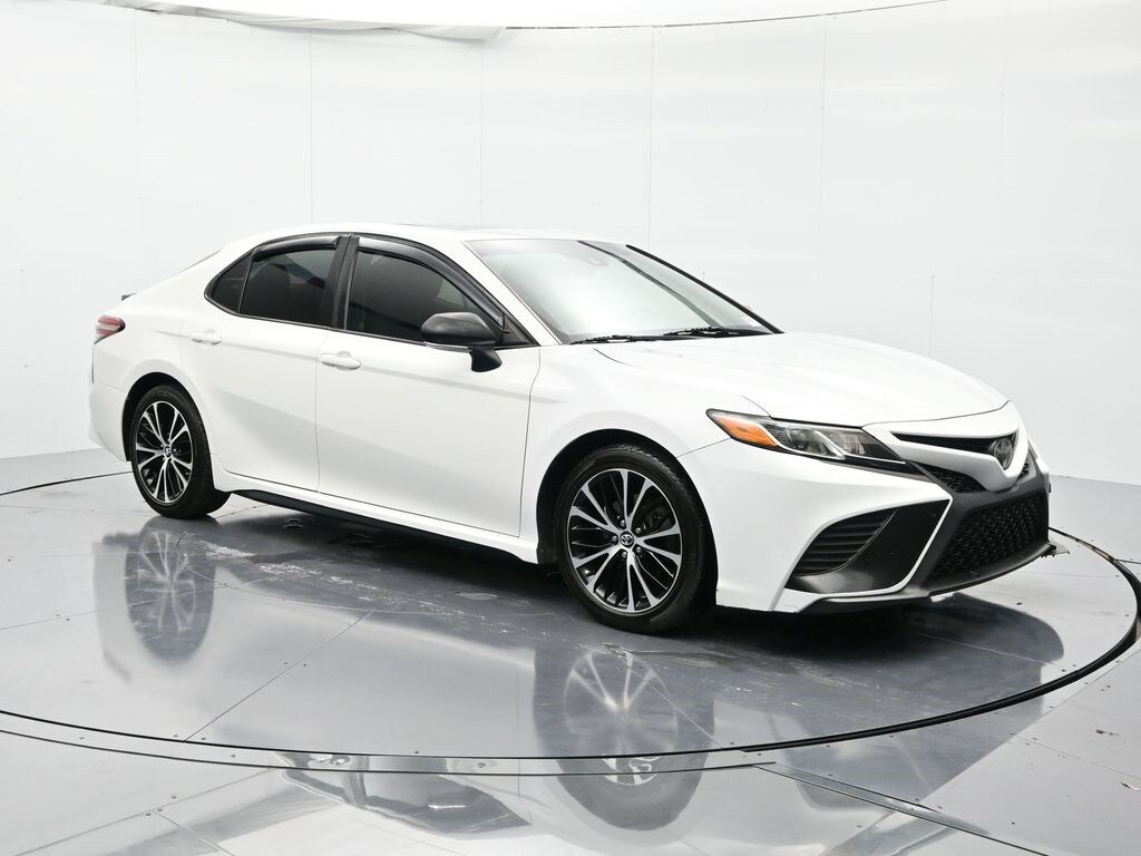2018 Toyota Camry LE photo 3
