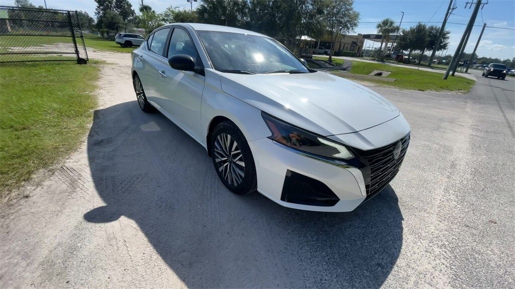 2025 Nissan Altima SV photo 2