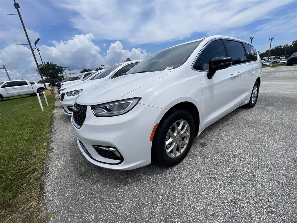 2024 Chrysler Pacifica Touring L photo 4