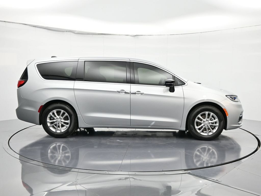 New 2026 Chrysler Pacifica SELECT Passenger Van
