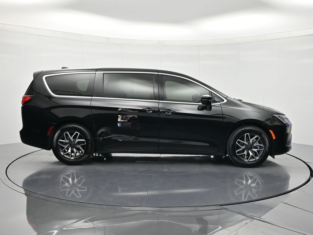 New 2027 Chrysler Pacifica LIMITED Passenger Van